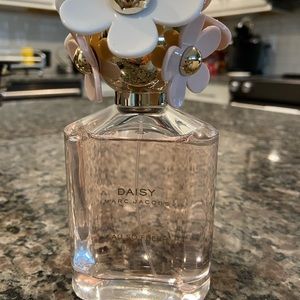 Marc Jacobs Daisy Eau So Fresh 4.2 oz spray.